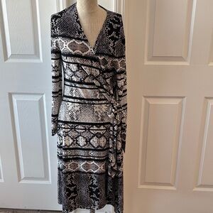 BC BG black/white Adel wrap long sleeve dress size large